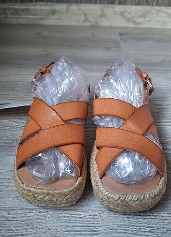 Zara Sandalet Tabanı hasır deri şık ve kullanışlı 