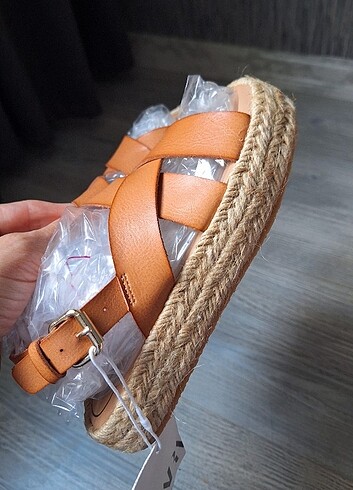 Zara Zara Sandalet Tabanı hasır deri şık ve kullanışlı