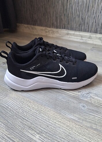Nike Nike Spor Ayakkabı sıfır hiç kullanılmamış ürün etiketli