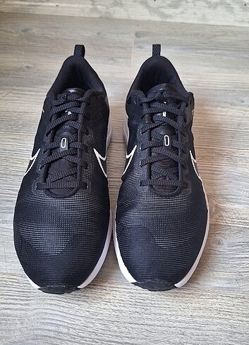 Nike Spor Ayakkabı sıfır hiç kullanılmamış ürün etiketli 