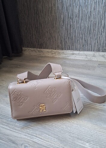 Tommy Hilfiger Vizyon Kadın Çanta 19x14x10 Omuz Çantası Çapraz 