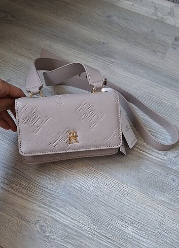  Beden Tommy Hilfiger Vizyon Kadın Çanta 19x14x10 Omuz Çantası Çapraz 