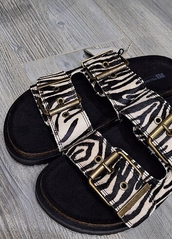 PULL&Bear En şık Terlikleri diyebilirim Leoparın iki rengini de 