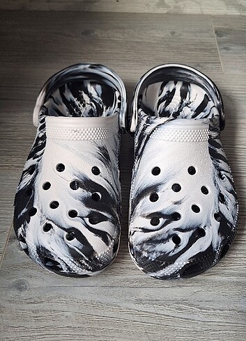 Crocs Siyah Beyaz Terlik 37.5 numara Orijinal bu sezon ürünü diğ