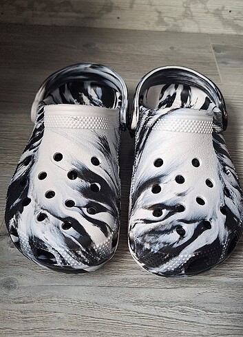37,5 Beden Crocs Siyah Beyaz Terlik 37.5 numara Orijinal bu sezon ürünü diğ