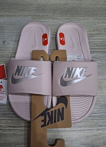 Nike Orijinal Terlik 36.5 numara içi yumuşacık çok hafif ve şık 