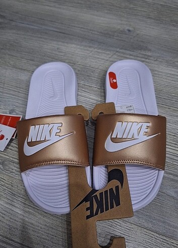 Nike Orijinal Terlik 38 numara içi yumuşacık çok hafif ve şık Te
