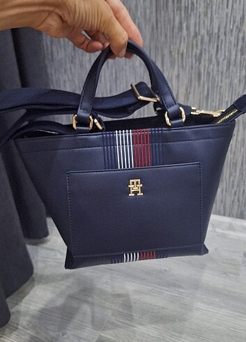 Tommy Hilfiger Kadın Askılı veya Kol Çantası çok şık rengi koyu 