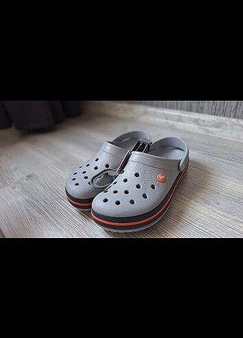 Crocs Gri Truncu Terlik 41-42 Orijinal Orijinal ürün iç etiketi 