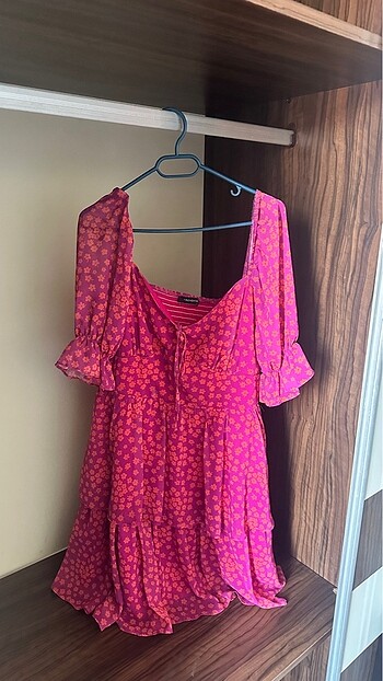 Pembe çiçekli elbise