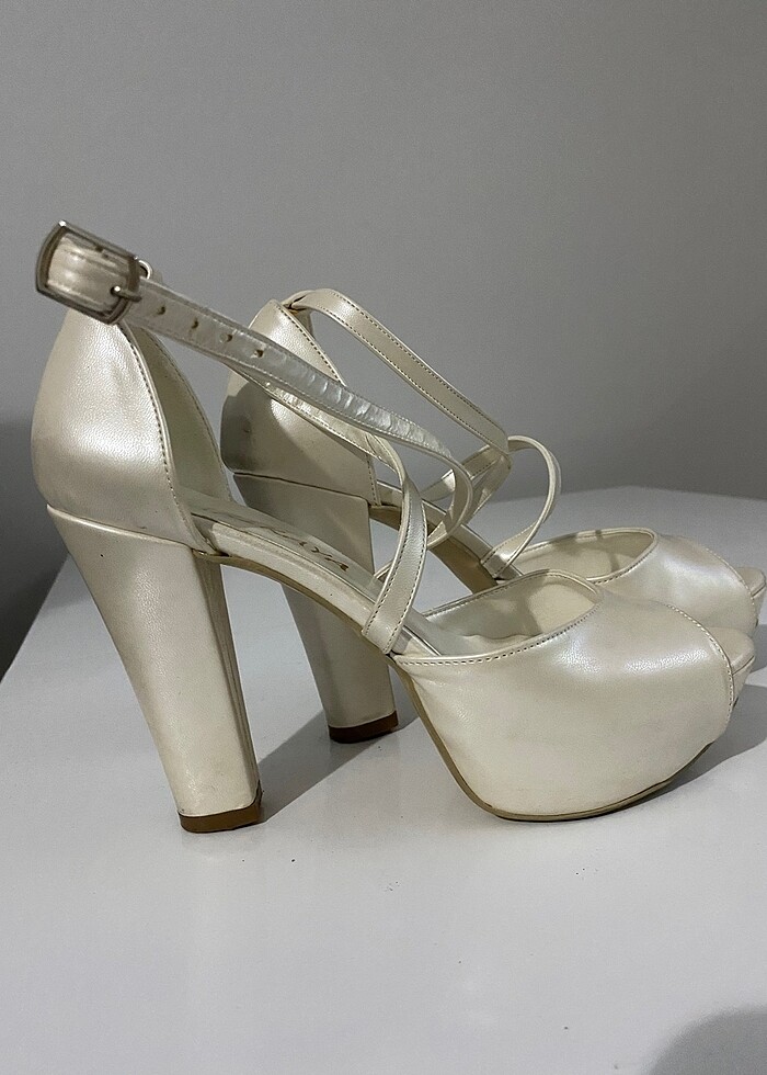 Beyaz topuklu ayakkabı - Görsel 3