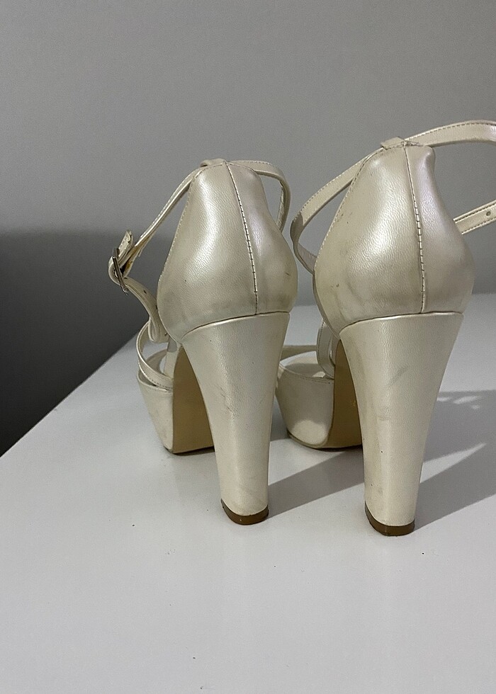 Beyaz topuklu ayakkabı - Görsel 4