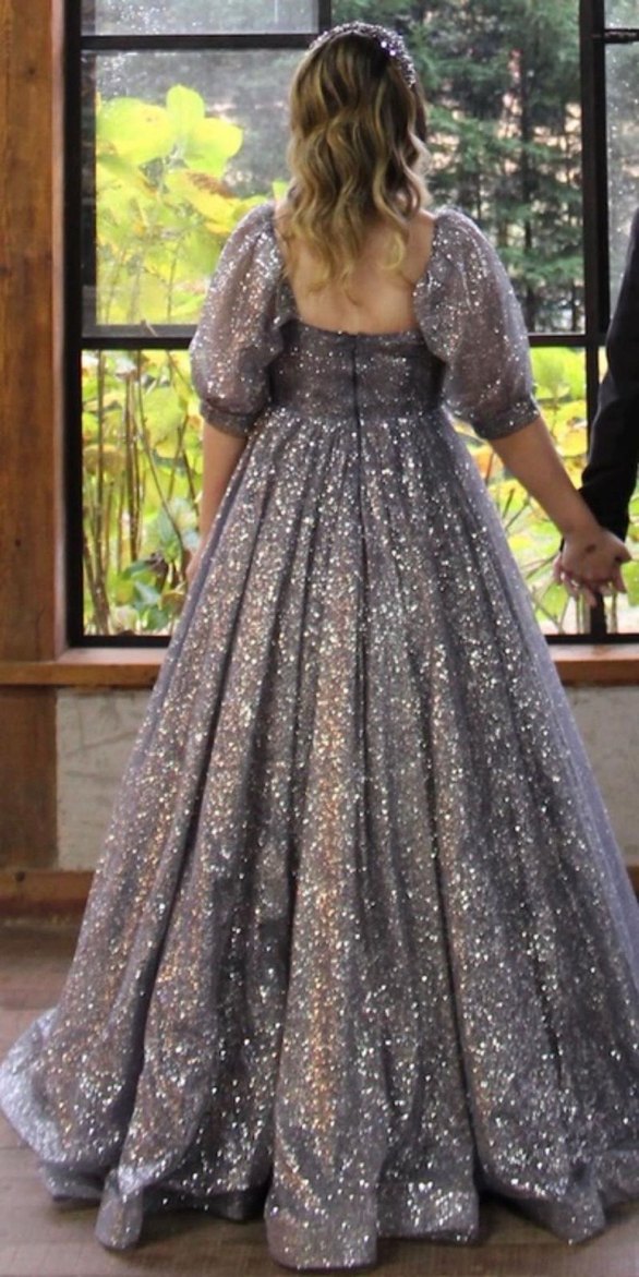 Sim Detaylı Uzun Gri V Yakalı Nişan Elbisesi - Görsel 3