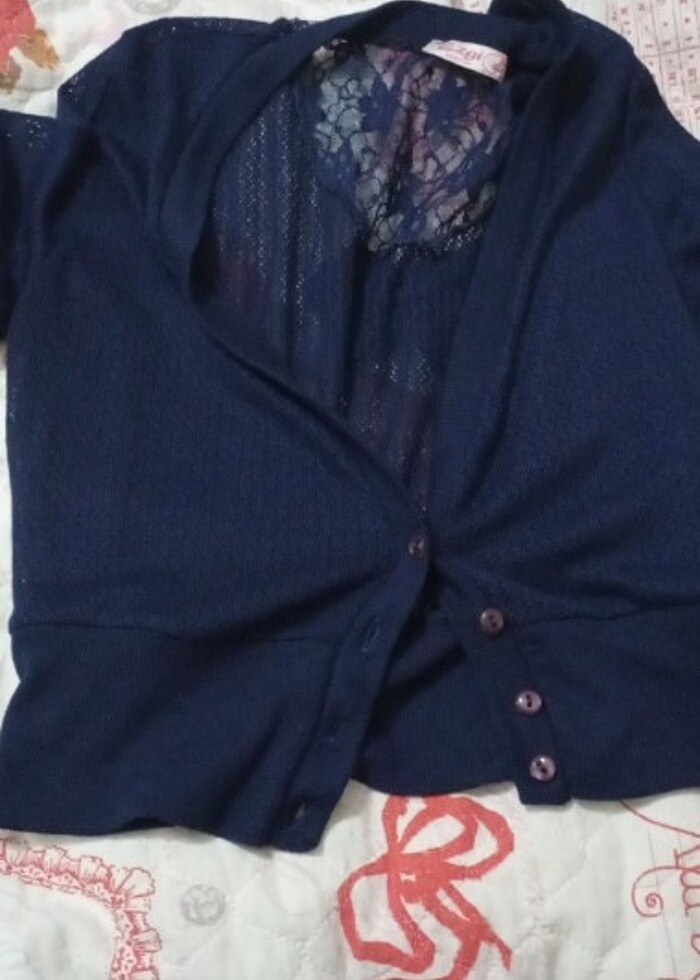 Kısa kollu kadın crop hırka  - Görsel 2