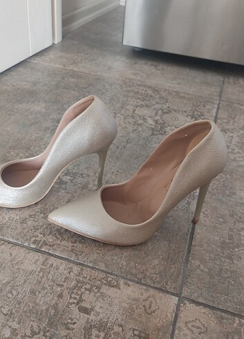 Gold stiletto