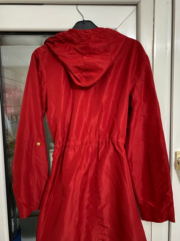 Kadın Kırmızı Midi Parlak Yağmurluk - Görsel 4