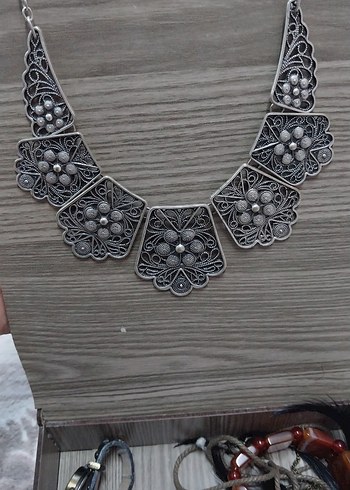  Beden gri Renk Uzun Gri Nakışlı Boncuklu Bohem Kolye