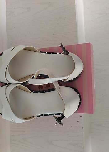 Yazlık beyaz ayakkabı 