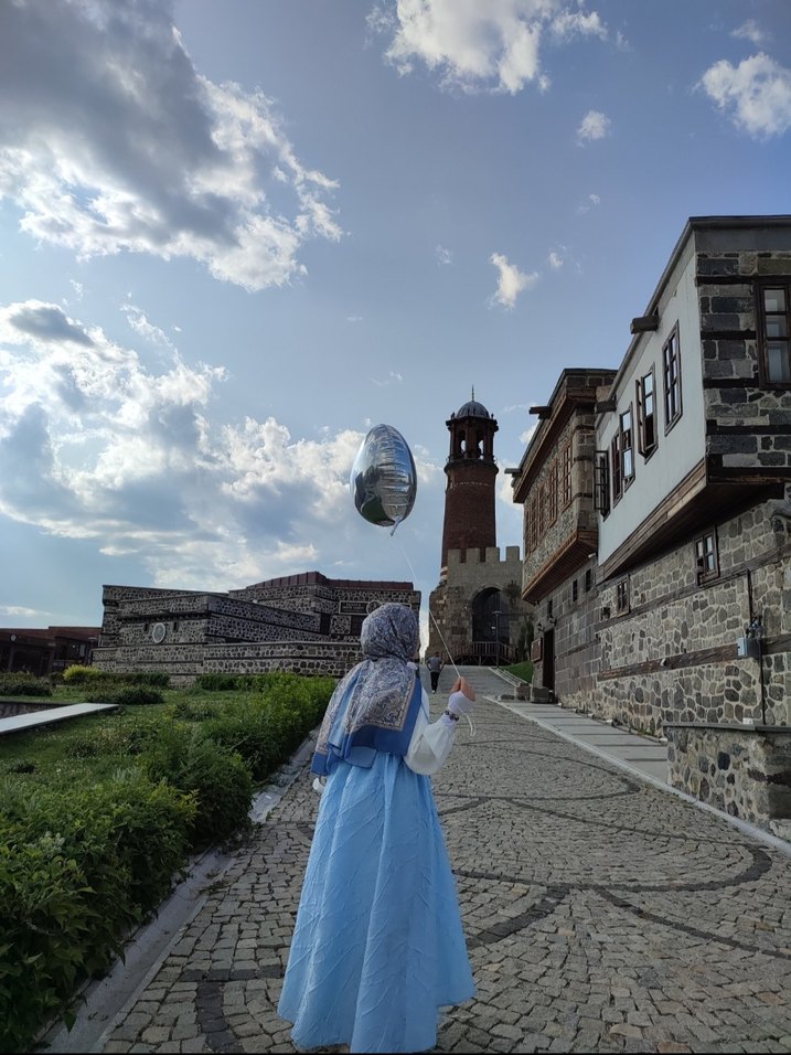 Mavi Drape Detaylı Uzun Tesettür Abiye - Görsel 2