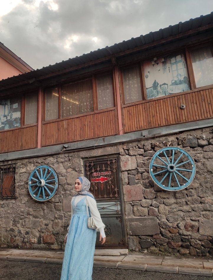 Mavi Drape Detaylı Uzun Tesettür Abiye - Görsel 3