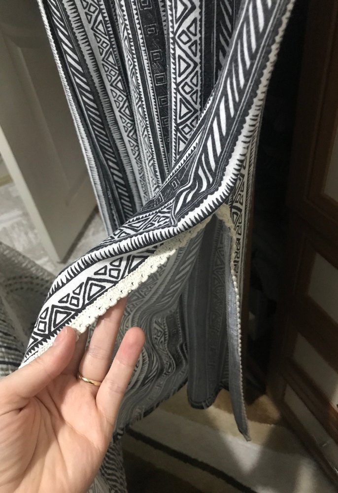 V yaka, pileli, uzun gri elbise - Görsel 3