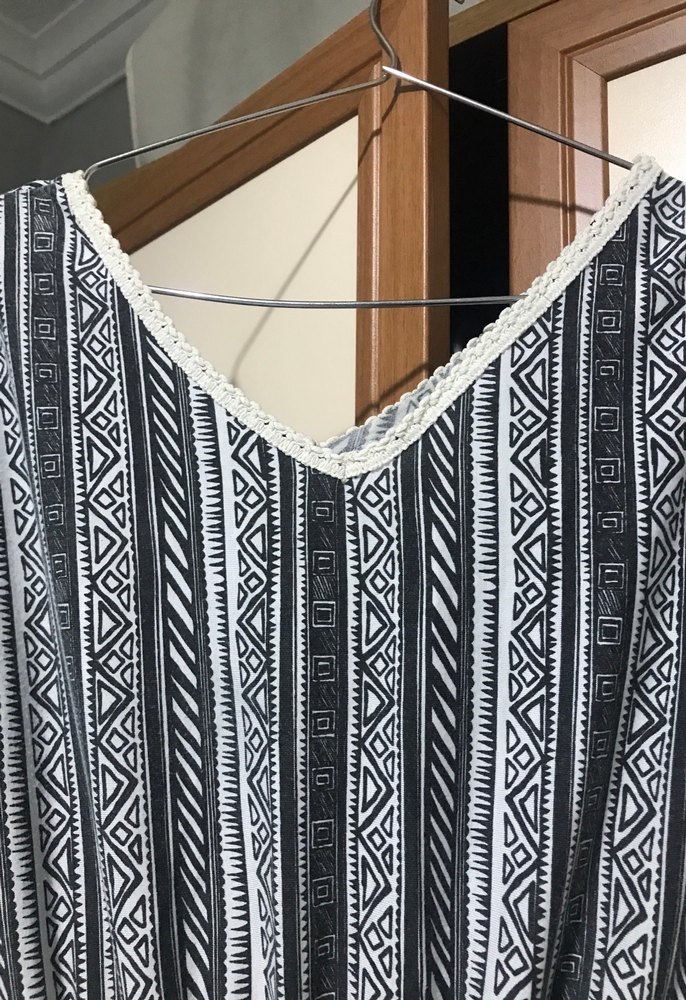 V yaka, pileli, uzun gri elbise - Görsel 2