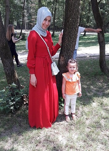 Kirmizi elbise