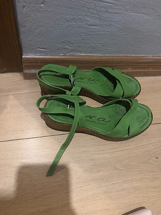 Yeşil mantar topuklu sandalet 