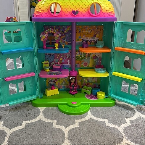 Gabby?s Dollhouse Festival Evi
