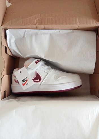 Nike Court Kiraz
