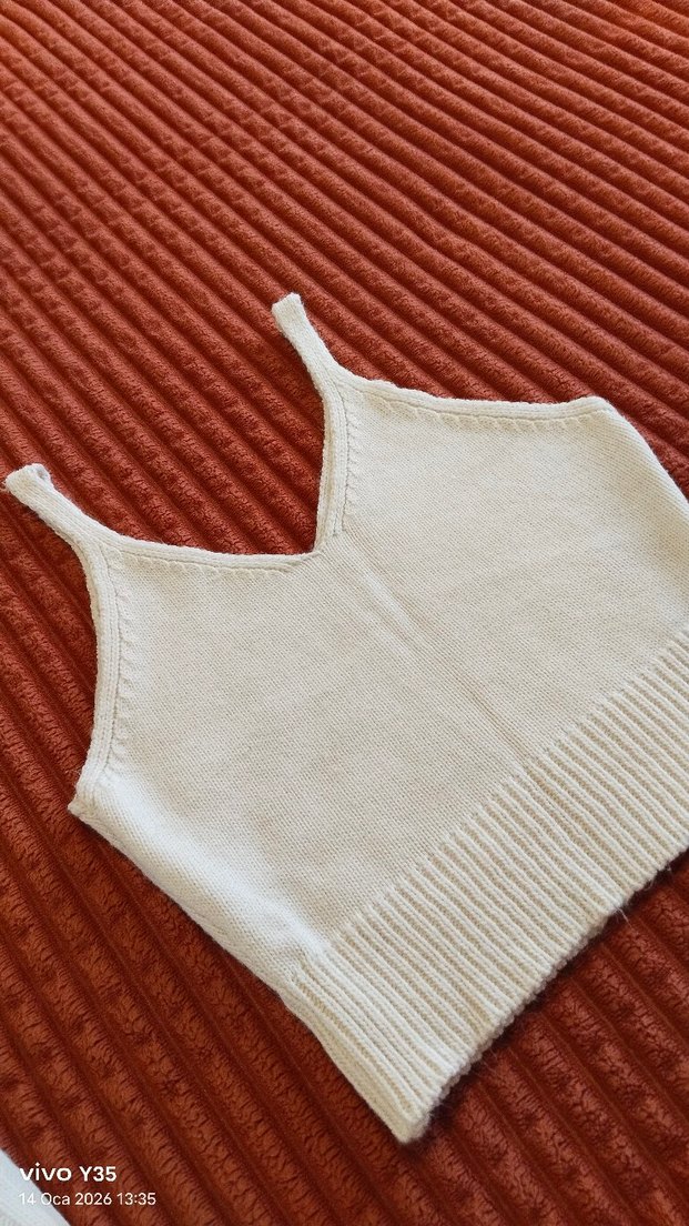 Krem renk,Triko Askılı ve Uzun Kollu crop takım.
S/M uyumlu - Görsel 2