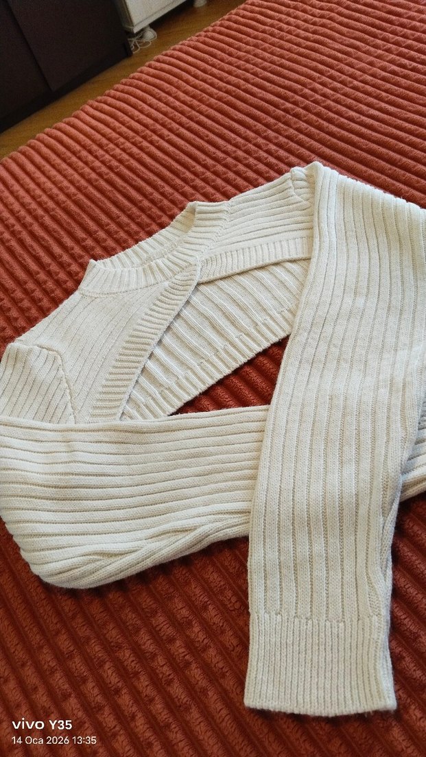 Krem renk,Triko Askılı ve Uzun Kollu crop takım.
S/M uyumlu - Görsel 3