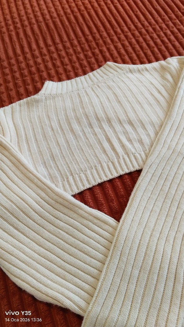 Krem renk,Triko Askılı ve Uzun Kollu crop takım.
S/M uyumlu - Görsel 5