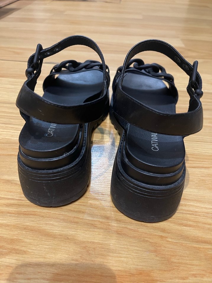 Siyah Zincir Detaylı Platform Topuklu Kadın Sandalet - Görsel 2