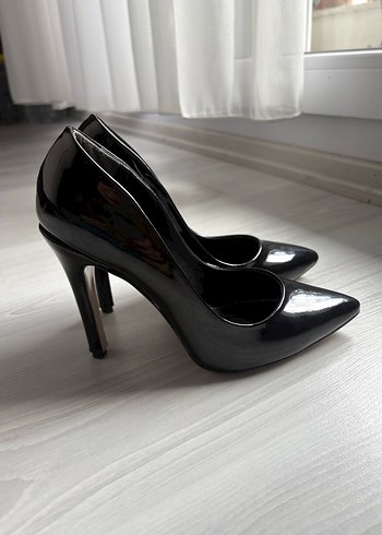 Siyah Parlak Rugan Stiletto Topuklu Kadın Ayakkabı