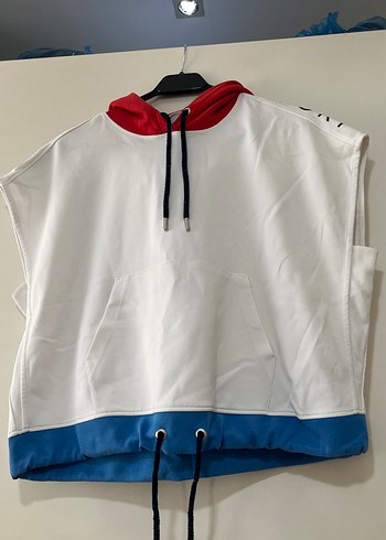 Kemer Detaylı Kırmızı Kapüşonlu Beyaz Mini Sweatshirt