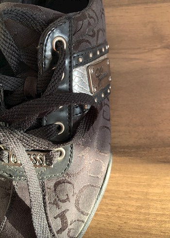 Guess Guess Gri Yılan Desenli Dolgu Topuklu Kadın Spor Ayakkabı