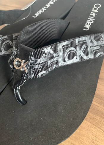 Calvin Klein Kemer Detaylı Siyah Yılan Desenli Kadın Terlik