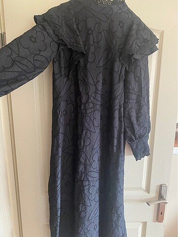 Siyah kol detaylı elbise