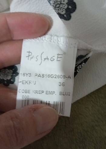 V Yaka Düğmeli Desenli Beyaz siyah çiçek desenli  bluz - Görsel 2