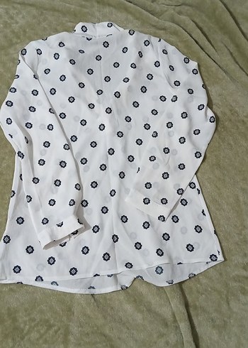 V Yaka Düğmeli Desenli Beyaz siyah çiçek desenli  bluz - Görsel 3