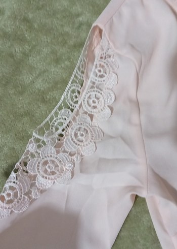 Dantel Detaylı yavruagzi V Yakalı Kadın Bluz - Görsel 2