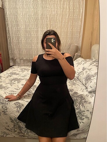Omzu açık siyah elbise