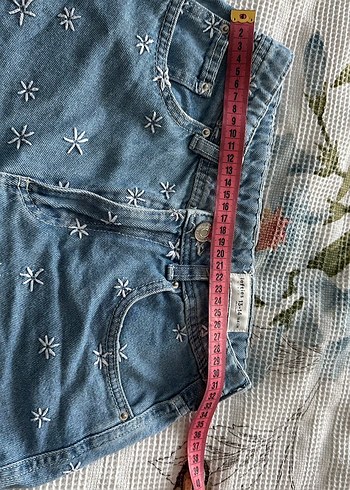 Nakışlı Düğmeli Mavi Mini Kot Şort - Görsel 5