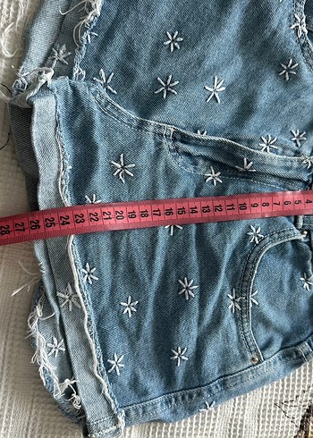 Nakışlı Düğmeli Mavi Mini Kot Şort - Görsel 4