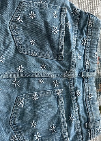 Nakışlı Düğmeli Mavi Mini Kot Şort - Görsel 3