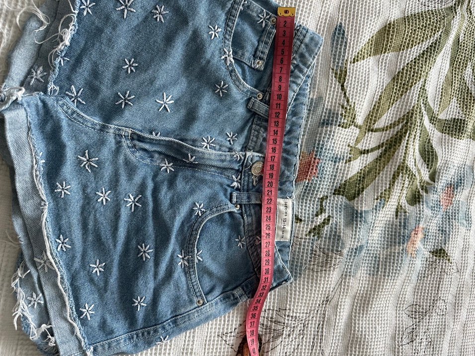 Nakışlı Düğmeli Mavi Mini Kot Şort - Görsel 5