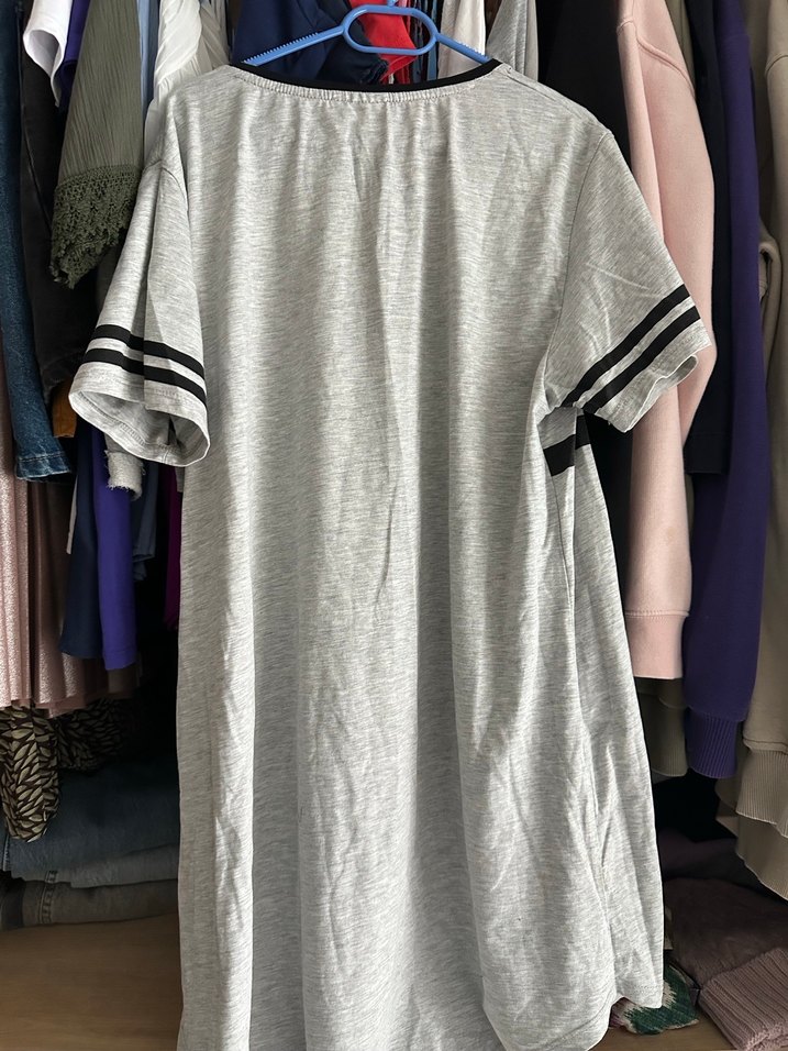 Gri Kız Tişörtü Disney Baskılı Düğmeli - Görsel 4