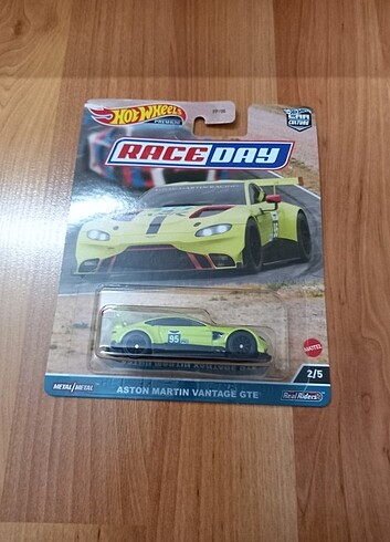 Hot wheels premium race day aston martin vantage gte