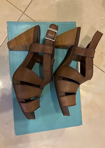 39 Beden Clarks Vizon Rengi Gerçek Deri Tokalı Topuklu Kadın Sandalet